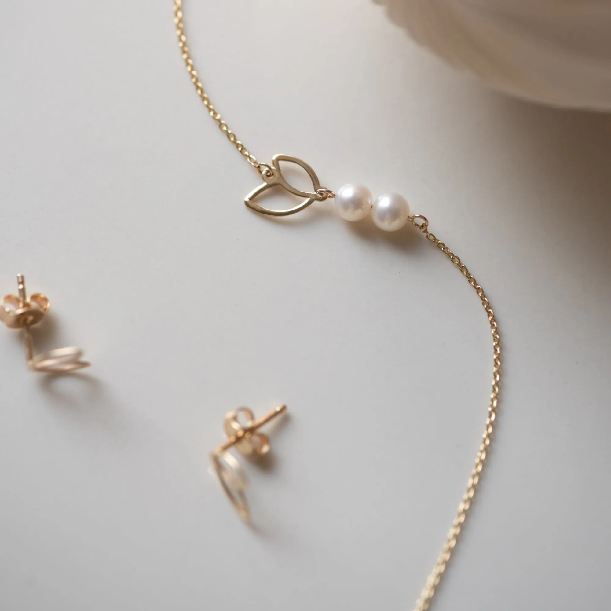 Belleville Noémi 14 karat gold bracelet with freshwater pearls