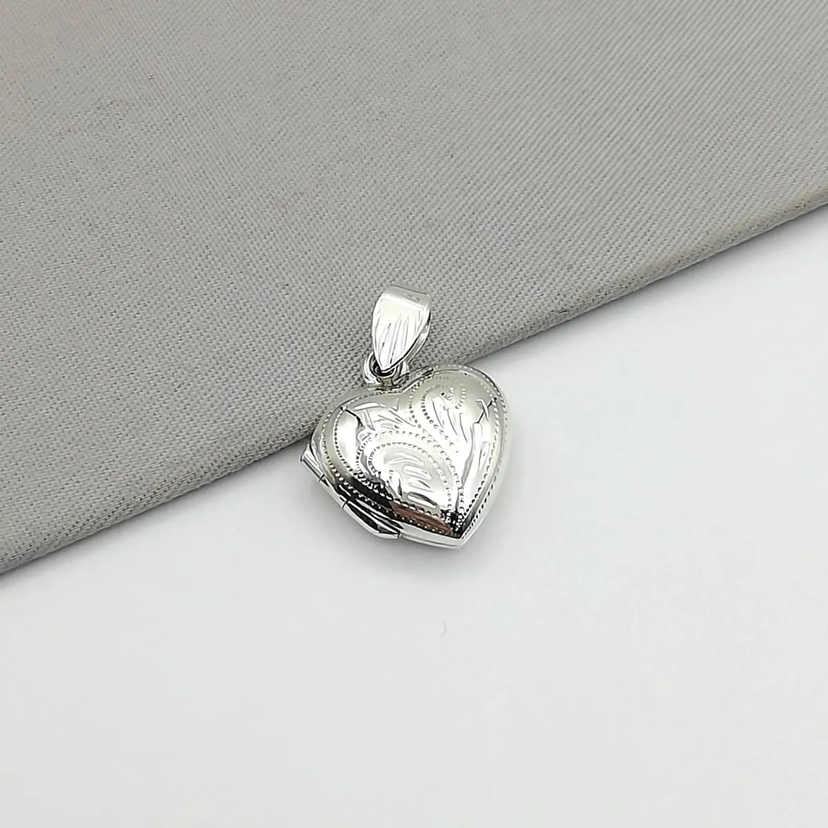 Engraved silver locket pendant - Sterling silver pendant - Memorabilia and photo silver locket - Silver charm necklace - PD140