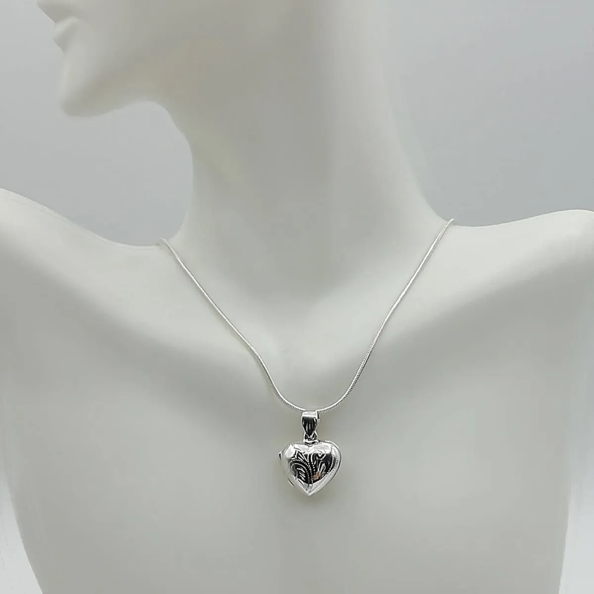 Engraved silver locket pendant - Sterling silver pendant - Memorabilia and photo silver locket - Silver charm necklace - PD140