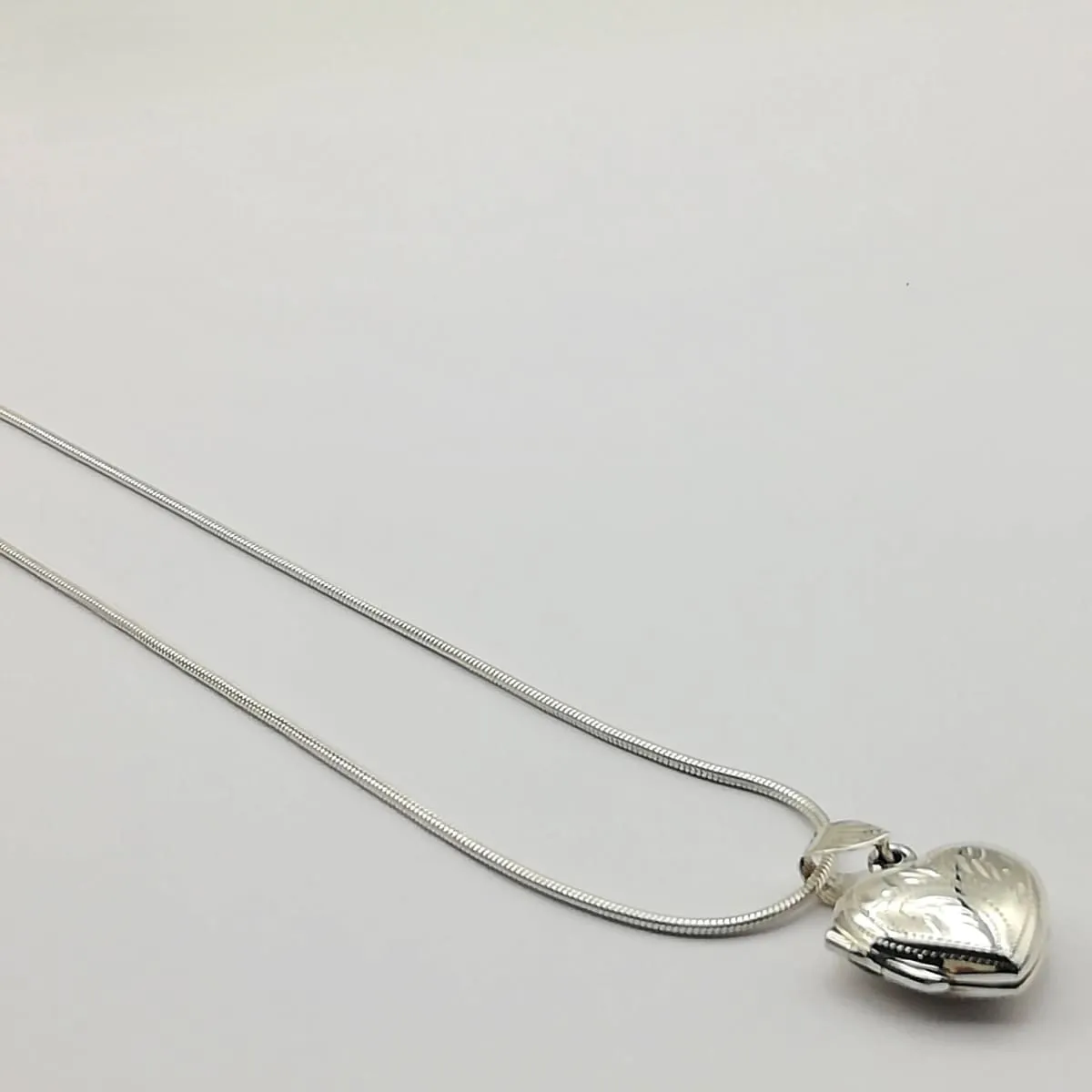 Engraved silver locket pendant - Sterling silver pendant - Memorabilia and photo silver locket - Silver charm necklace - PD140
