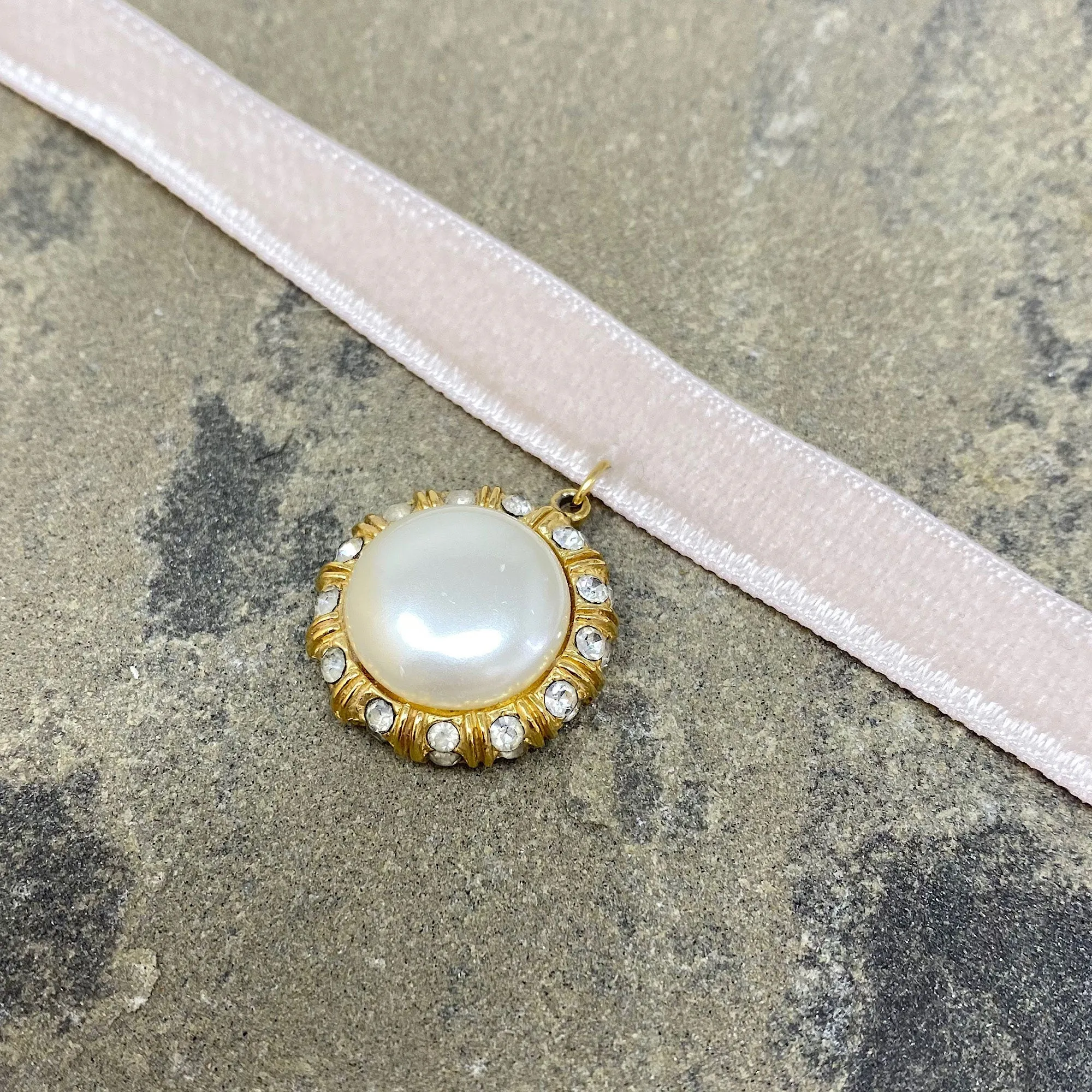 SOPHIA Bridgerton pearl choker
