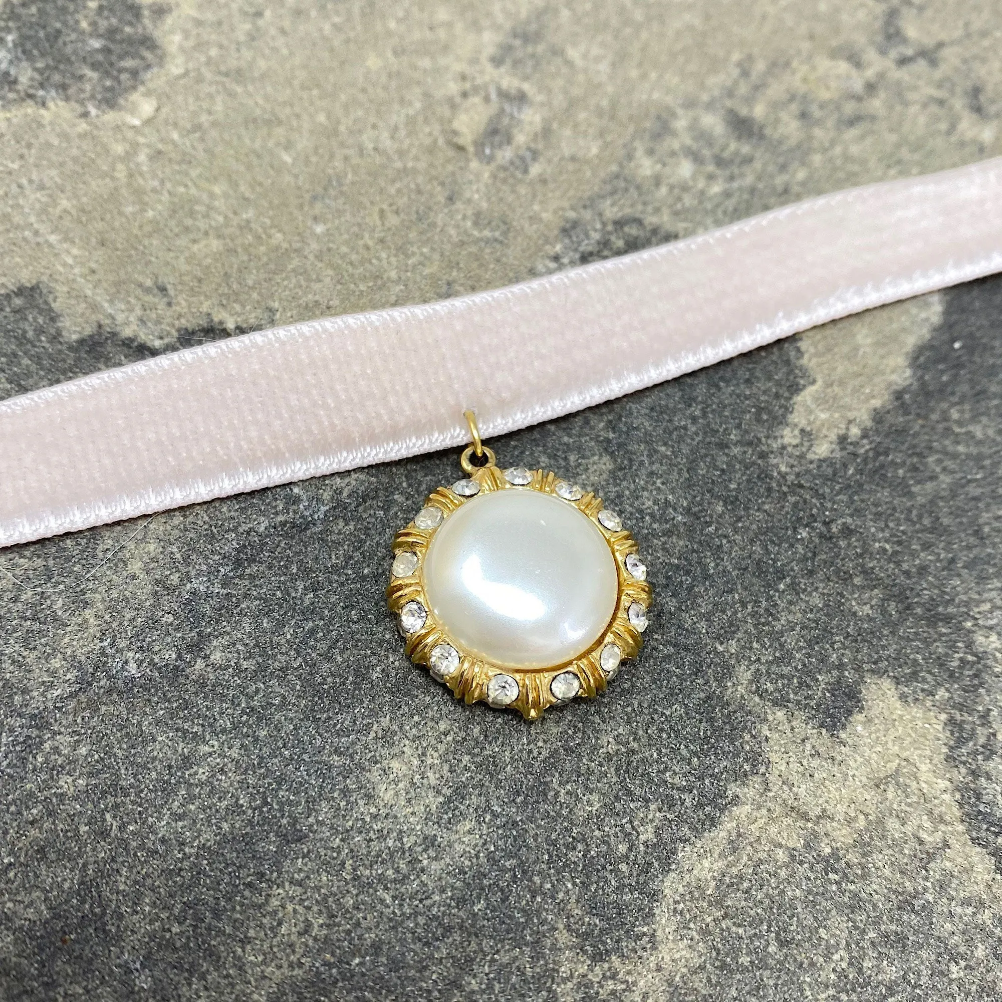 SOPHIA Bridgerton pearl choker